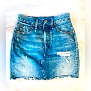 NWT LEVI’S HIGH RISE DECONSTRUCTED DENIM WATERLESS BUTTON FRONT MINI SKIRT SZ 25